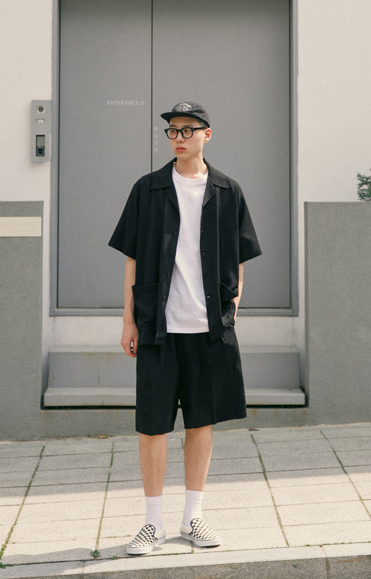 OPEN COLLAR LINEN HALF SHIRT 블랙 셋업 모델컷