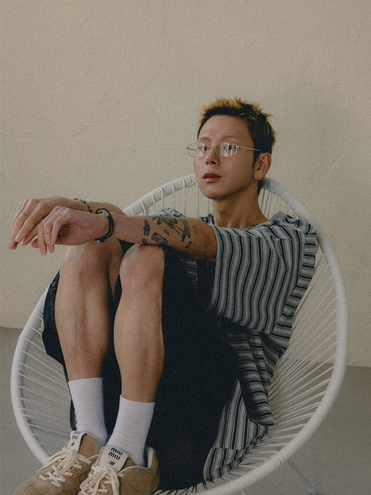 BC 로고 멀티 스트라이프 반팔 티셔츠 GRAY